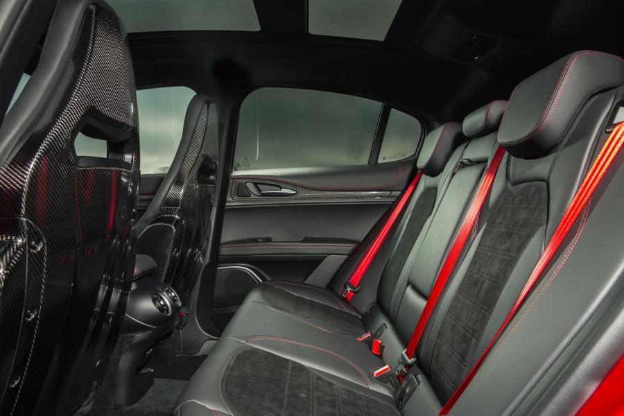 Интерьер Alfa Romeo Stelvio Quadrifoglio (949) 2020 года  (UK) (фото 29 из 37)